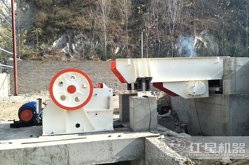 顎式碎石機(jī)現(xiàn)場(chǎng) 顎式碎石機(jī)現(xiàn)場(chǎng)