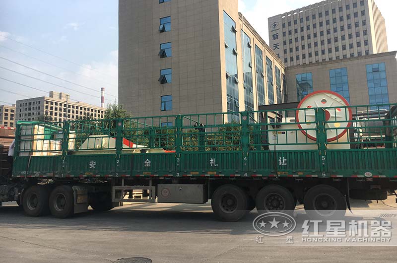 紅星機器廠家發貨顎式破碎機一臺 紅星機器廠家發貨顎式破碎機一臺