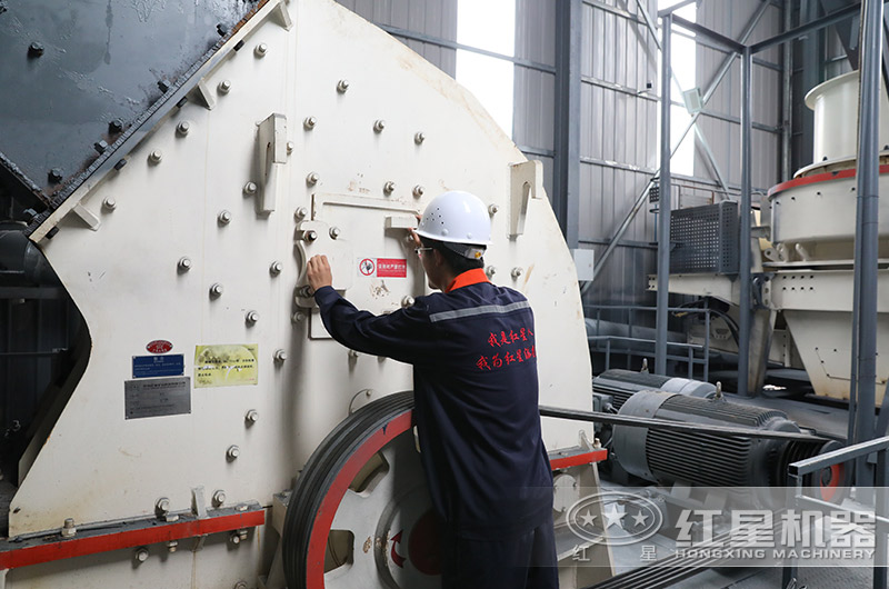 紅星技術人員為客戶調試錘破設備 紅星技術人員為客戶調試錘破設備