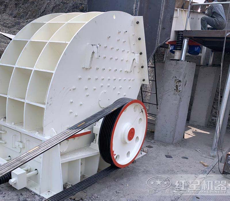 錘式破碎機(jī)現(xiàn)場(chǎng) 錘式破碎機(jī)現(xiàn)場(chǎng)