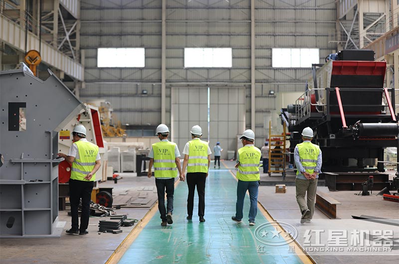 客戶到紅星移動式破碎機廠家考察 客戶到紅星移動式破碎機廠家考察