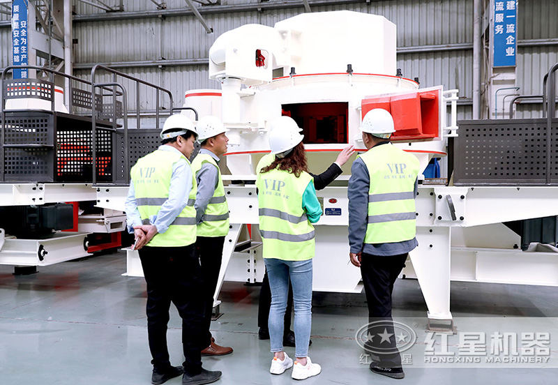 客戶來車間參觀，專業(yè)經理接待講解